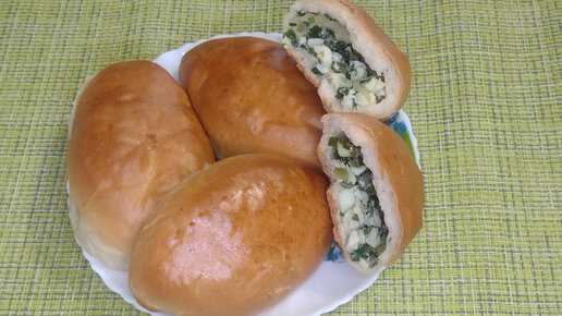 Жареные пирожки с рубленым яйцом и зеленым луком