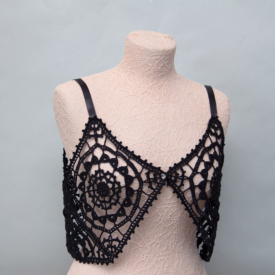 Топ из мотивов крючком.