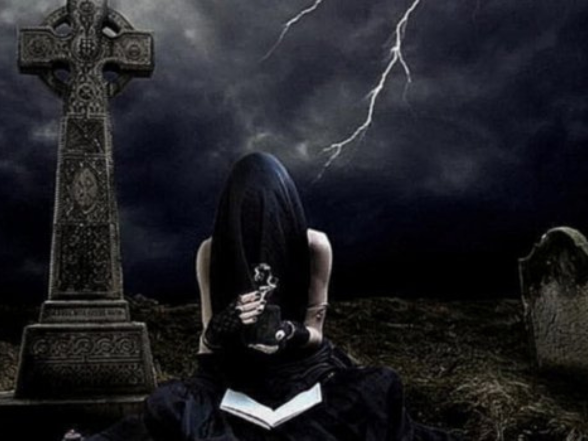 Сильные черные ритуалы. Хозяйка кладбища. Ведьма на кладбище. Порча магия. Обряды на кладбище чёрная магия.