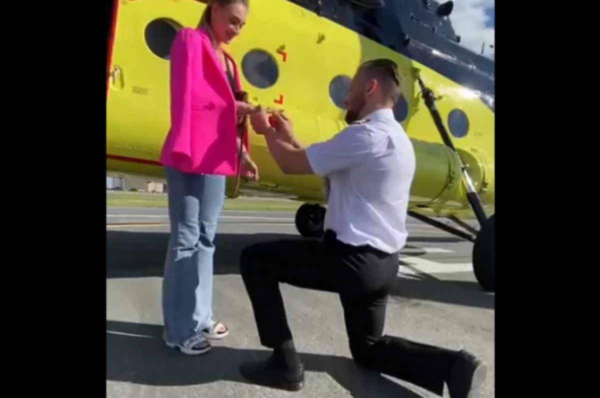    В Тюмени пилот вертолета сделал предложение возлюбленной во время авиашоу