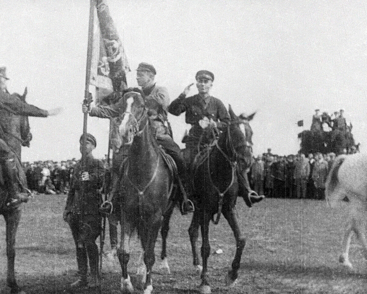 Михаил Тухачевский передает знамя кавалерийской дивизии Ленинградского военного округа в день ее десятилетия. Sputnik