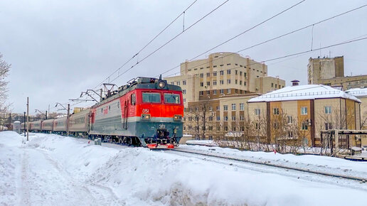 Электровозы ЭП1 с пассажирскими поездами в Кирове