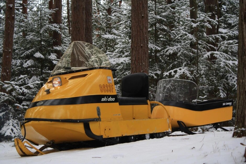    Bombardier Ski-Doo Alpine 1967 года с фирменными санями.(c) Bring a Trailer