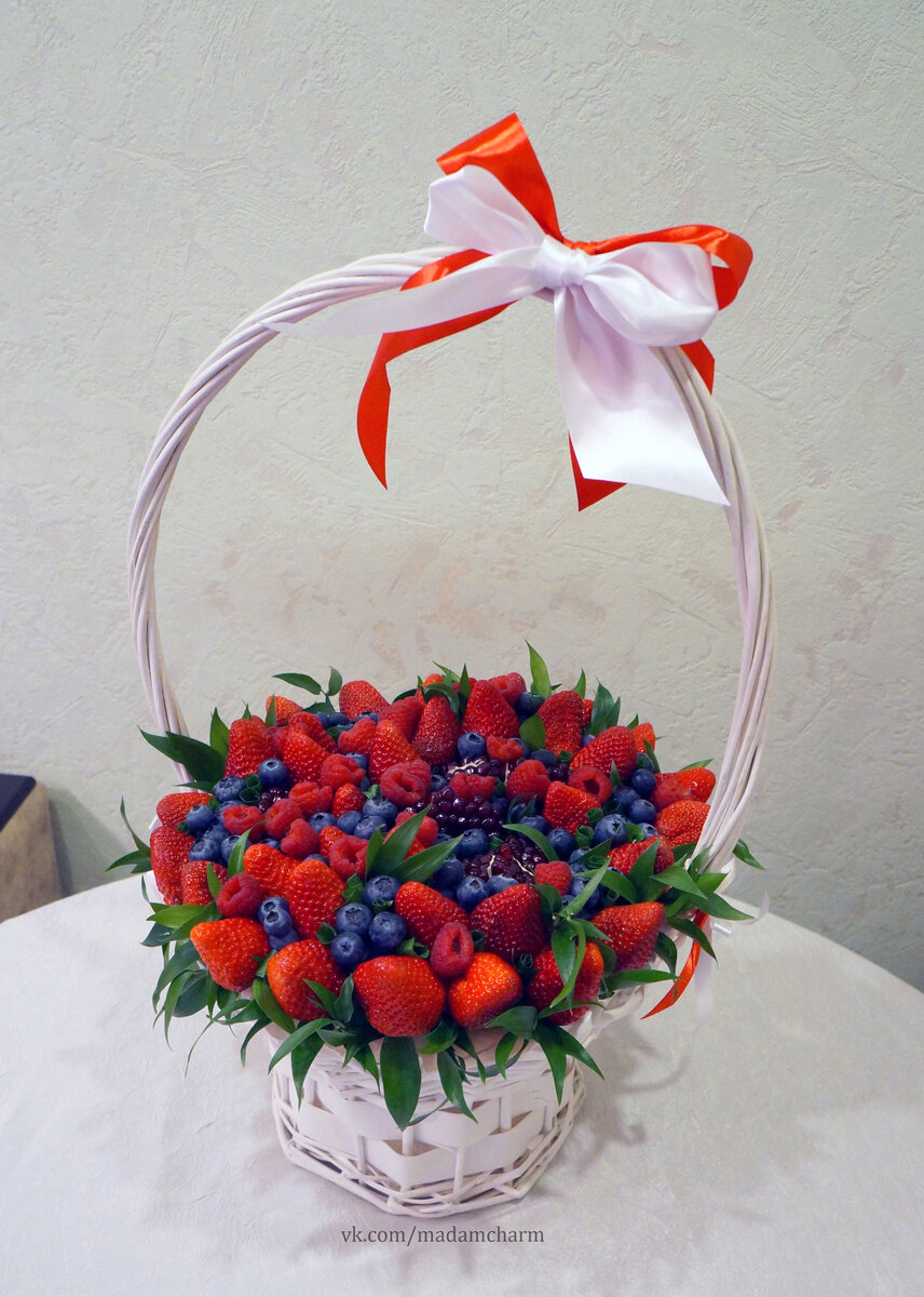 Корзина с ягодой