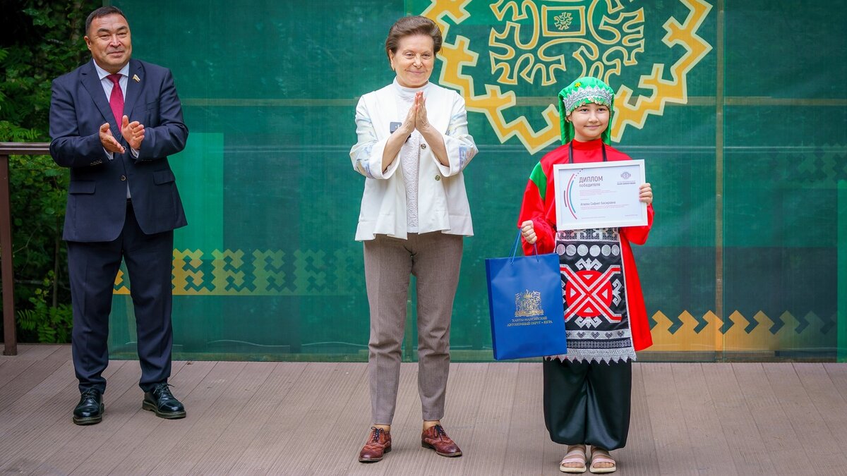    Наталья Комарова наградила победителей детской викторины