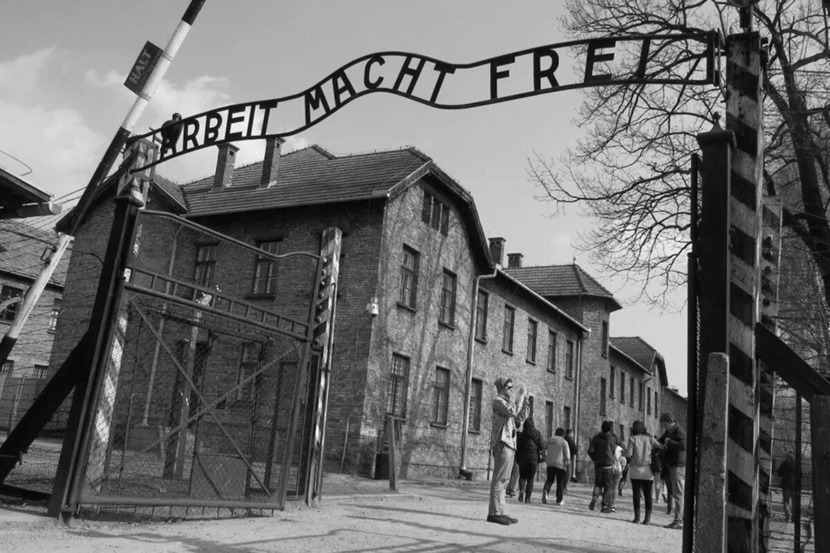 Труд освобождает. Арбайт Махт Фрай. Arbeit macht frei Аушвиц. Арбайт Махт Фрай ворота Освенцима. Арбайт Махт Фрай на воротах концлагеря.