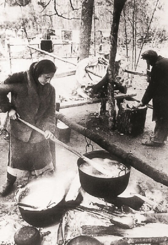 Приготовление пищи в лесном лагере. 1943 год