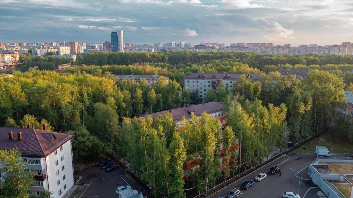 Накроют пленкой: в Тюмени жилой дом до середины сентября останется без  крыши | nashgorod.ru | Дзен