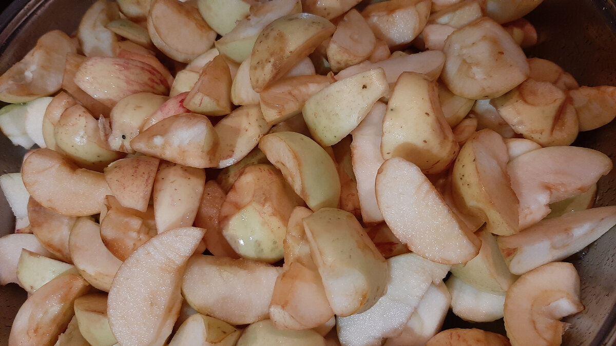 Вскоре после варки, дольки приобретут янтарный цвет 😋