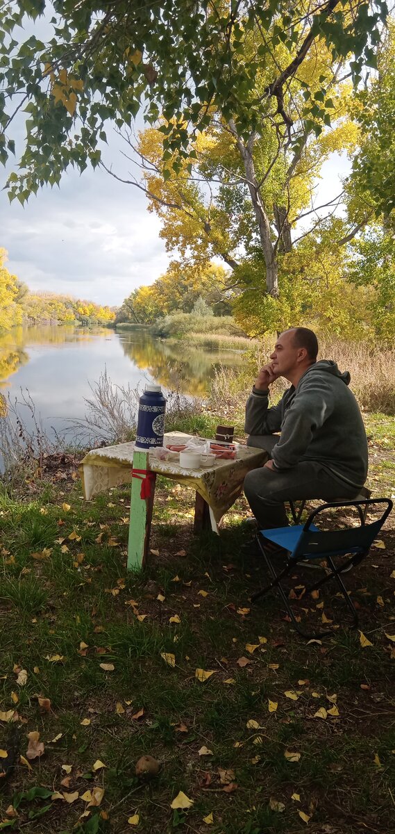 На берегу осенних красок
С погодой сидя за столом.
Среди листвы и ярких масок
Здесь для мечты стоит паром. И как легко летают мысли
Под чистым небом у реки.