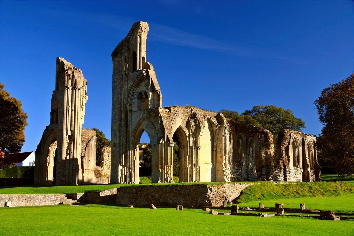 Где-то здесь покоятся тела короля Артура и Гвиневры, по мнению историков