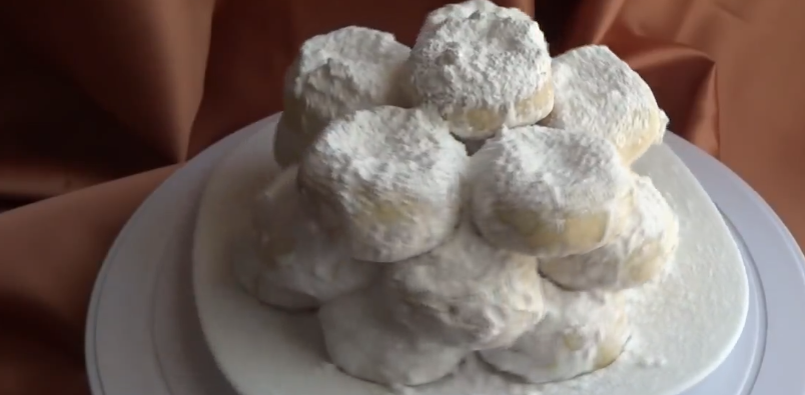 Печенье Курабьедес с орешком по гречески