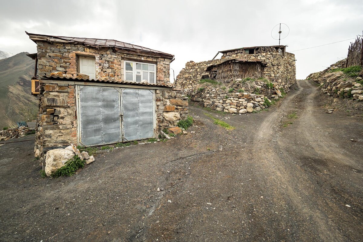 Фото кишлака. Горный поселок Хабью Абхазия. Кишлак Дагестан. Северная Осетия заброшенный горный аул. Сакля Владикавказ.