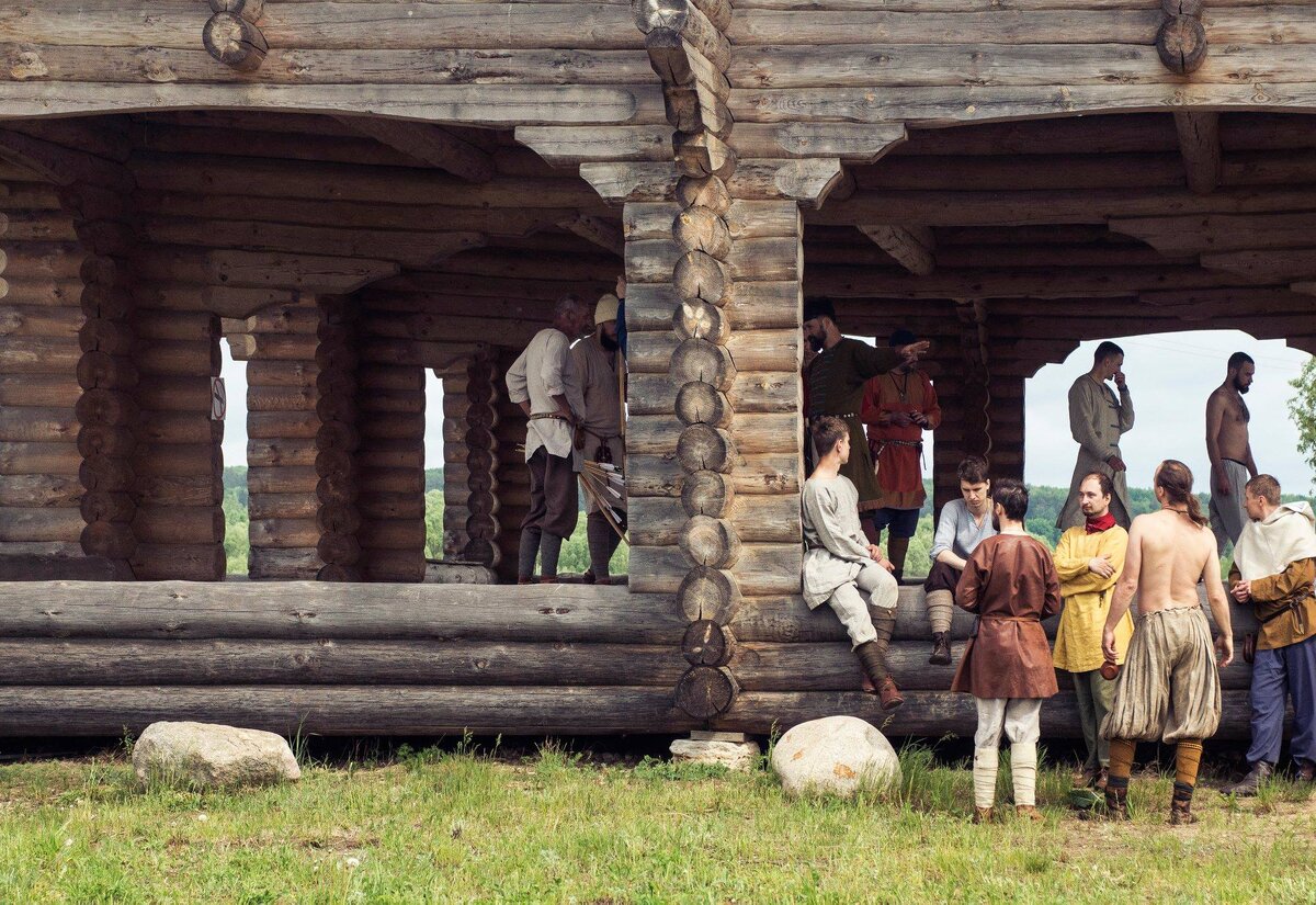 
 Ты мне нафига такие окна в избе прорубил?  я как ее зимой топить буду? 