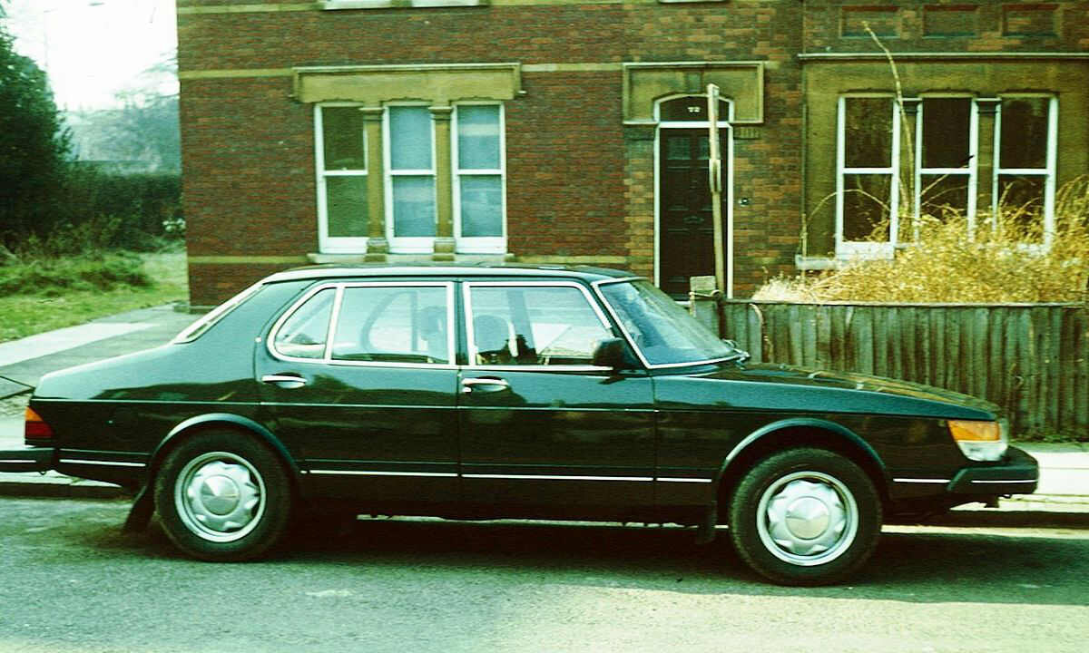 Великобритания. 4-х дверный SAAB-900
