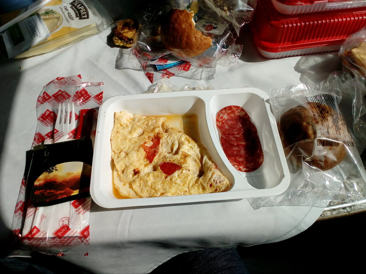 Сколько раз кормят в купе. Питание в поезде. Завтрак в поезде РЖД. Обед в поезде РЖД. Еда из вагона ресторана.