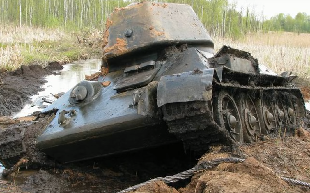 Где можно найти танк. Танки т34 на о. Желтухина. Т 34 76 смелый. Танк т34 76 в грязи.