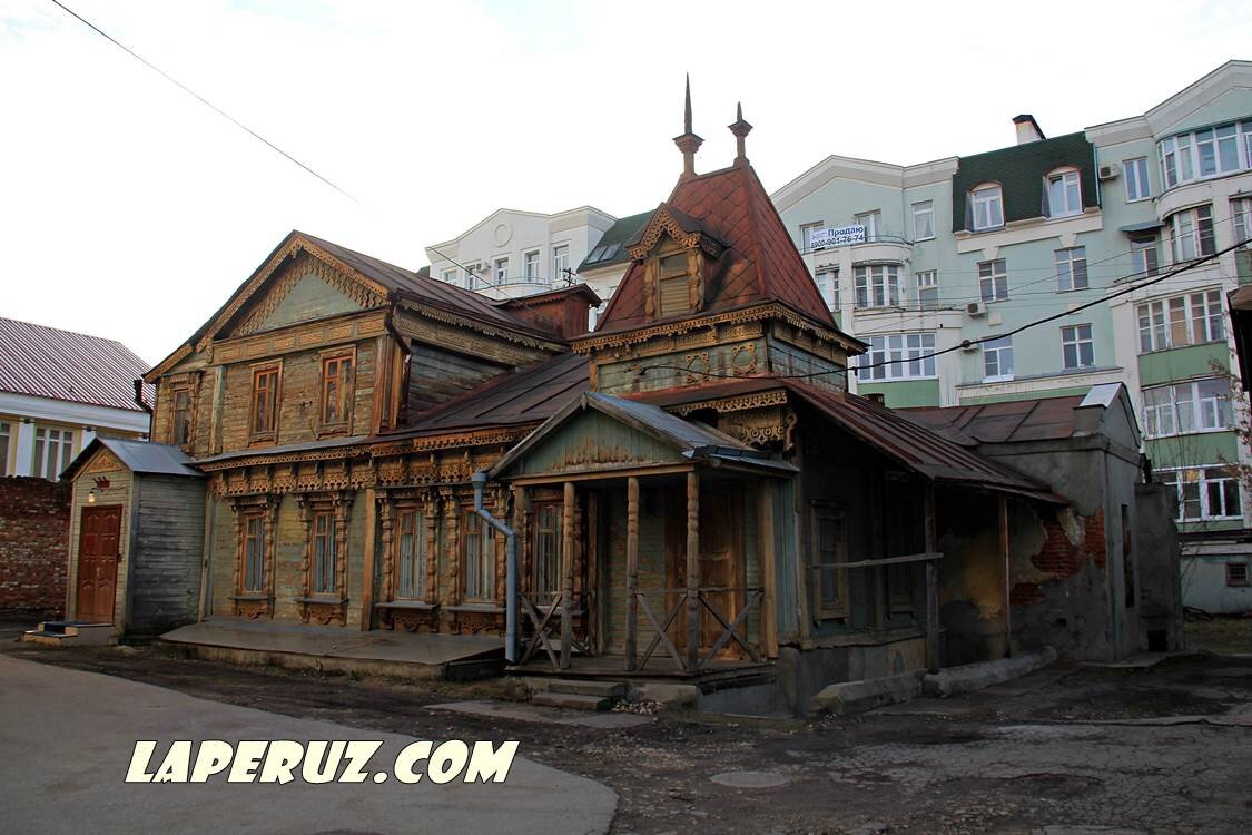 Купить большой флюгер на крышу в СПб. Производство флюгеров на крышу и адресных табличек для дома.