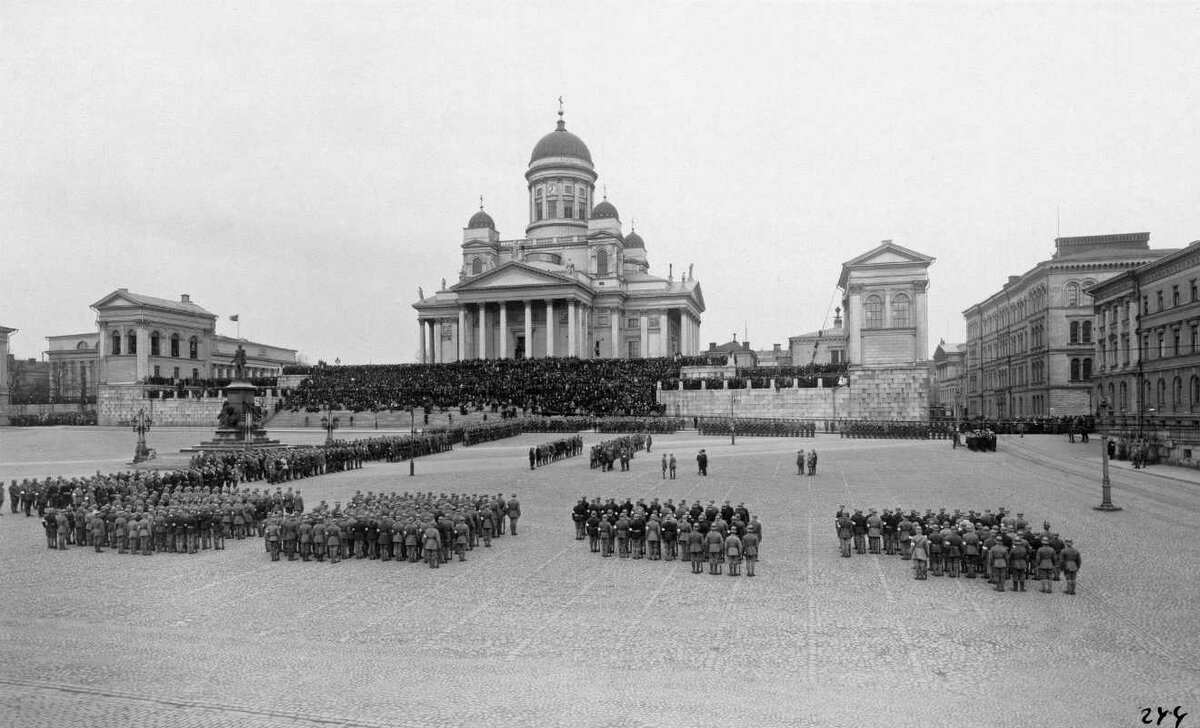 helsinkikuvia.fi / Фотоколлекция Городского музея Хельсинки / Альбом «1918»/ Фото: Гуннар Леннквист или Эрик Сундстрём/ Парад на Сенатской площади 1918 год.