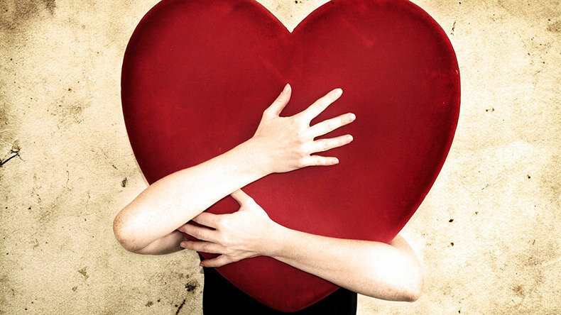 
Все знают, что такое любовь, но немногие знают как любить себя и своё тело. Любить себя намного проще, чем кажется на первый взгляд. Как минимум не фукать глядя в зеркало, а твёрдо сказать “я себе нравлюсь”. Это может даже смешно звучать, но с десятым, двадцатым, сотым повторением ты действительно начинаешь верить в это. Каждый раз, когда на меня нападает хандра и мужик в зеркале не кажется мне таким привлекательным как раньше, я повторяю эти слова, пока мозг не скажет “так оно и есть“.