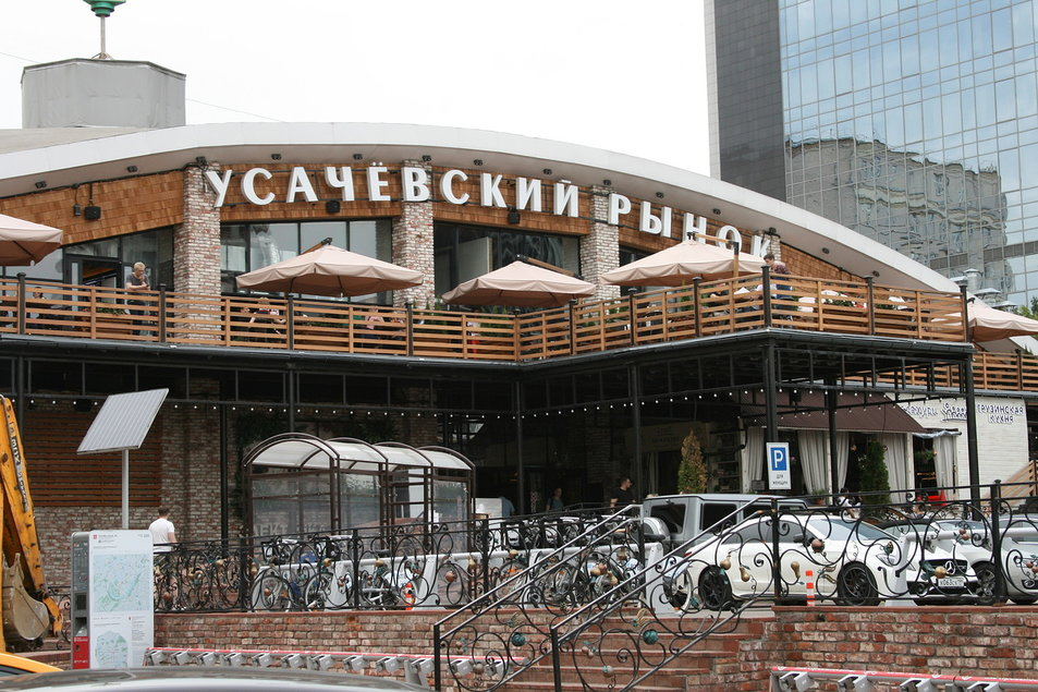 На парковке - куча дорогих машин