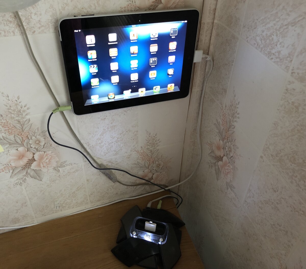 iPad первого поколения на кухонной стенке, подключен к колонке