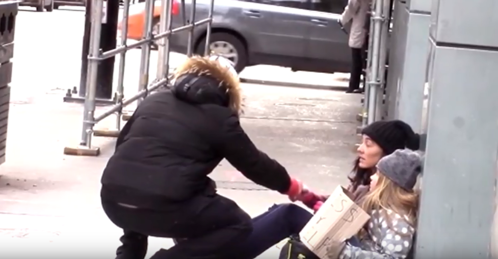 Блогерша трахнулась с бомжами. Женщина попрошайничает на улице. Бездомная девушка на улице.
