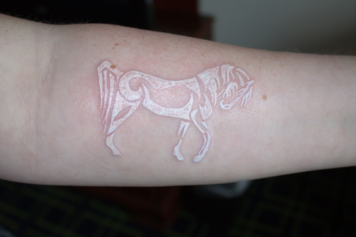 Белый конь. Источник: Tattoomart