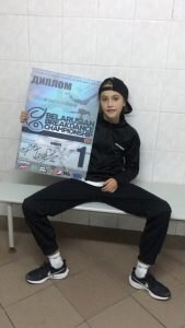 Тем более приятно, что не остались без наград и представителя моего родного Гомеля. В категории «девочки до 12» победу праздновала ученица одного из участников чемпионата, представляющего команду «Look Around», Cергея Randy Boy Новикова NastyGo (в быту — Настя Голубева). Как говорится — запомните это имя!