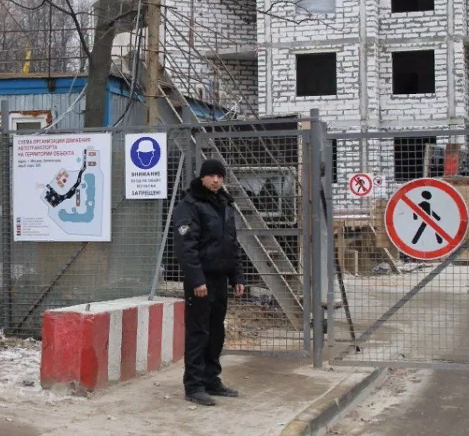 охранник строительной площадки. охранник на стройке. охранник вахта стройки. охранник на посту. охранник на стройплощадку.