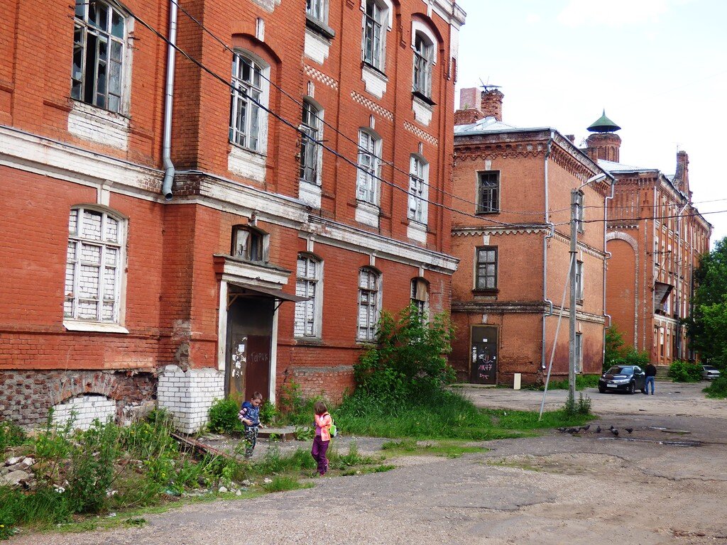 Казармы двор. Казарма во дворе пролетарки тверь. Морозовский городок в твери. Морозовские казармы тверь. Казармы двор.
