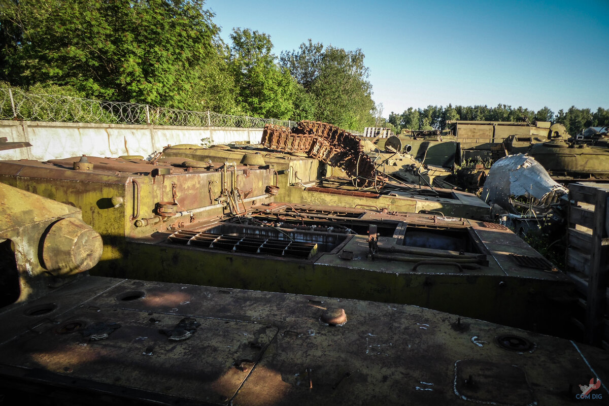 Музей ваз в тольятти. Свалка-запасник центрального музея бронетехники, кубинка. Заброшенная газель. Свалка-запасник центрального музея бронетехники, кубинка. Ржавый танк кубинка.