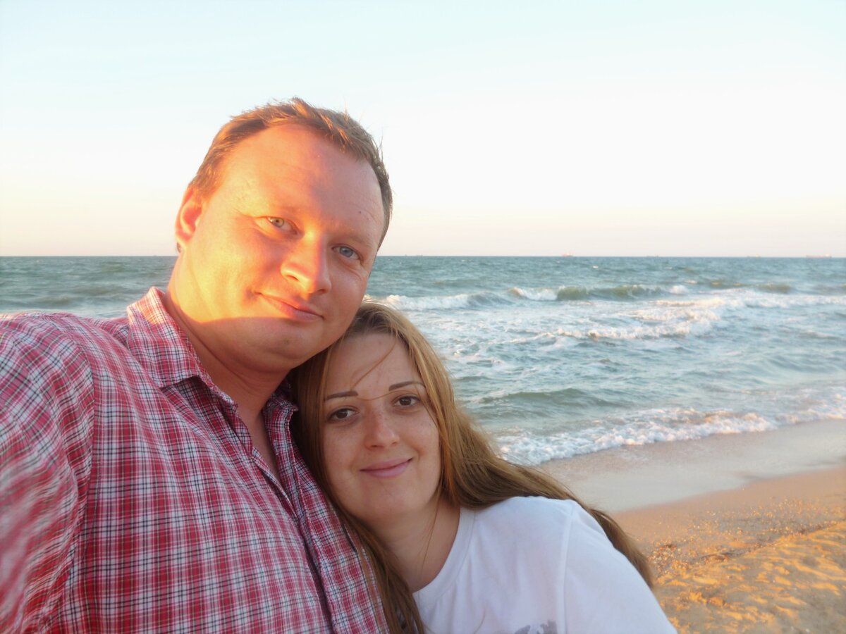 2. На фоне волн.