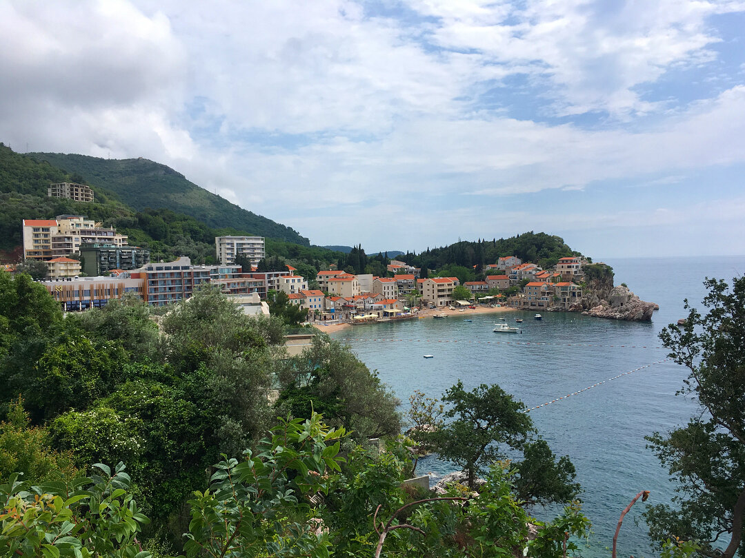Черногорская красота в том, что с одной стороны у вас горы, а с другой море
