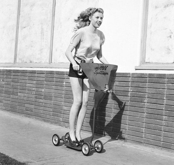 1. Эта молодая симпатичная девушка мчится по городу на скорости 13 км/час. И это не какой-то странный самокат, это мото-скутер, который был популярен в 1949 году. Быстро, легко и удобно. Для разгона достаточно просто посильнее оттолкнуться.