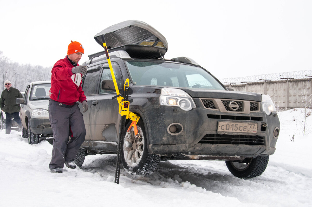 Не знаю зачем он поднял машину на этом фото, но это единственный кадр в моём архиве, где есть это устройство