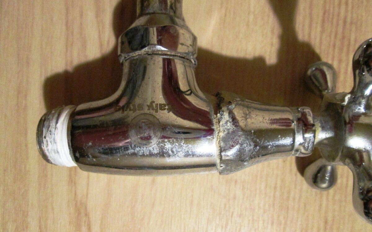 Хорошо видна накипь на соединении - результат отложения солей и разложения металла.