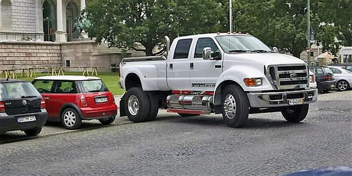 Ford f650 Red