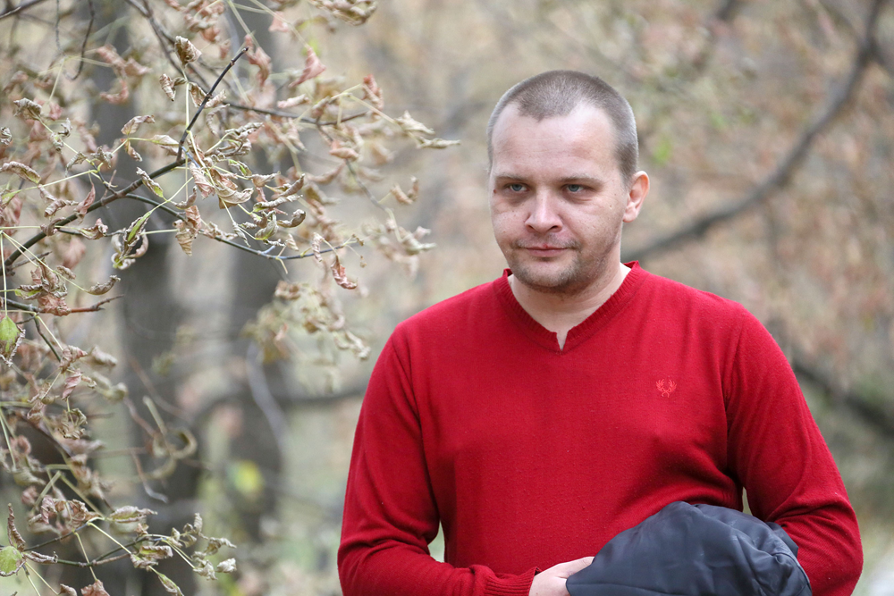 На фото автор романа Сальников.