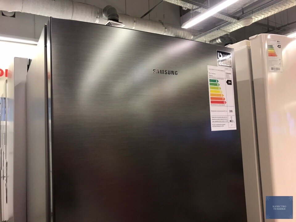 Холодильник Samsung на стенде в магазине