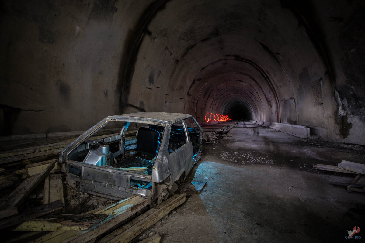 Наткнулись на заброшенный автодорожный тоннель у подножья горы! | ComDig |  Urban Exploration | Дзен