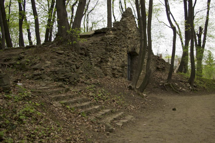 На фото та самая Центральная Точка. Ни предназначения, ни даты постройки, ни куда ведет подземный ход  -  установить не удалось. Пущать не велено даже спелеологов с геофака. .
