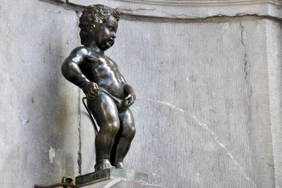 Комен писал. Фонтан писающий мальчик. Бельгия Manneken-Pis. Писующий мальчик Бельгия. Статуя писающего мальчика в Бельгии