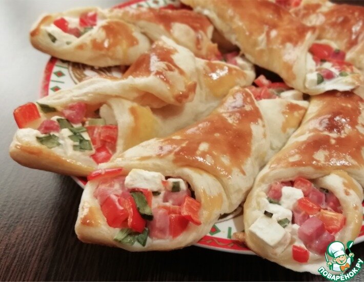 Легкая, быстрая (всего 45 минут) и в то же время питательная (~250 кКал) закуска. Одной слойкой можно быстро перекусить перед прогулкой или тренировкой, а двумя-тремя неплохо поужинать. Приятного аппетита!