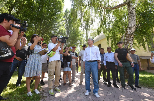 Атамбаев на прогулке в Кой-Таше. Фото Sputnik