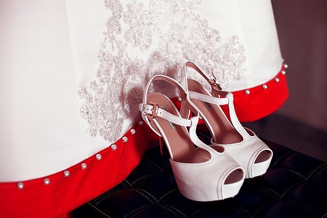 Согласно народным поверьям через отверстия в обуви невесты  утечет семейное счастье.