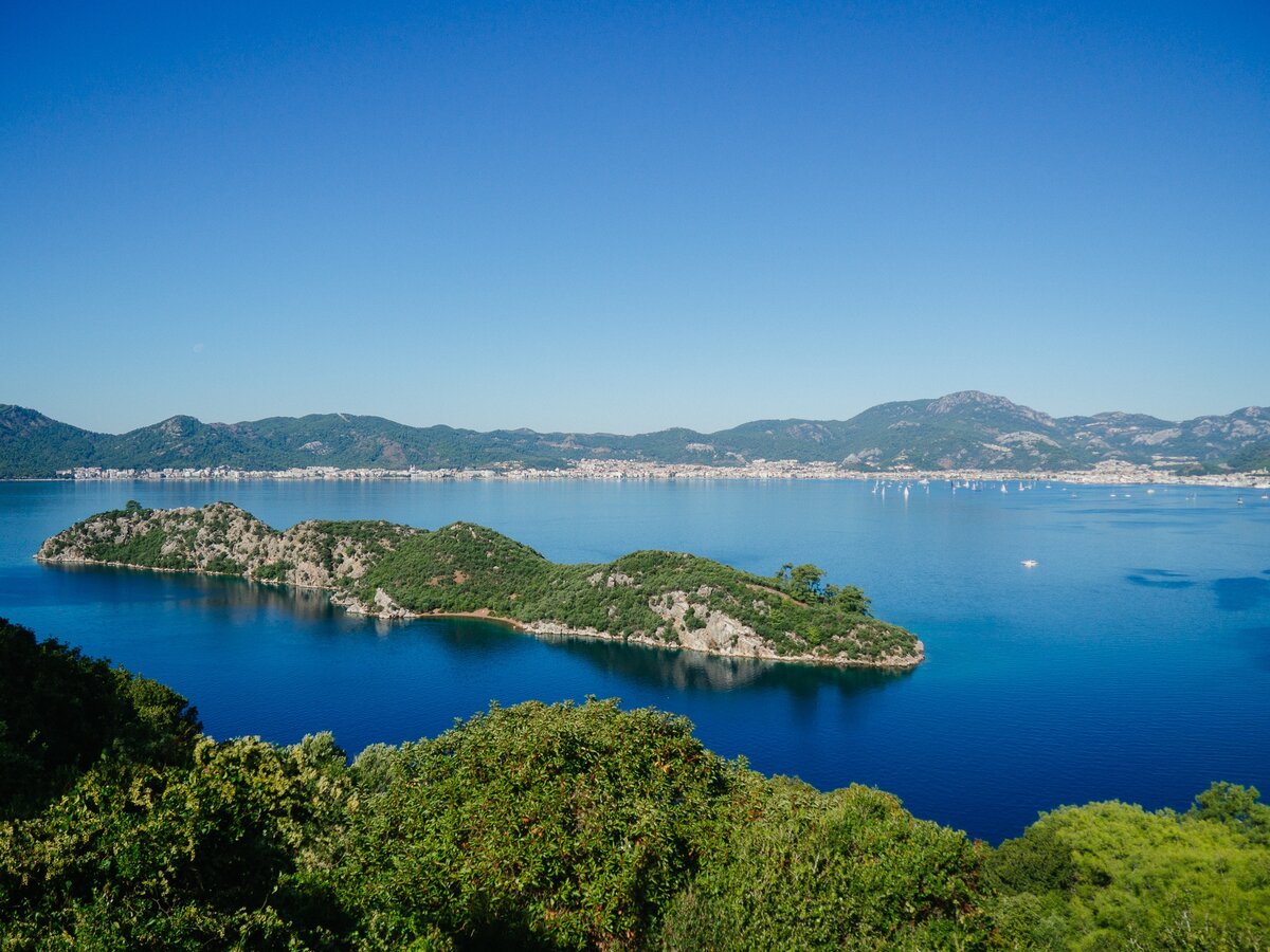 на противоположной стороне от города Мармарис