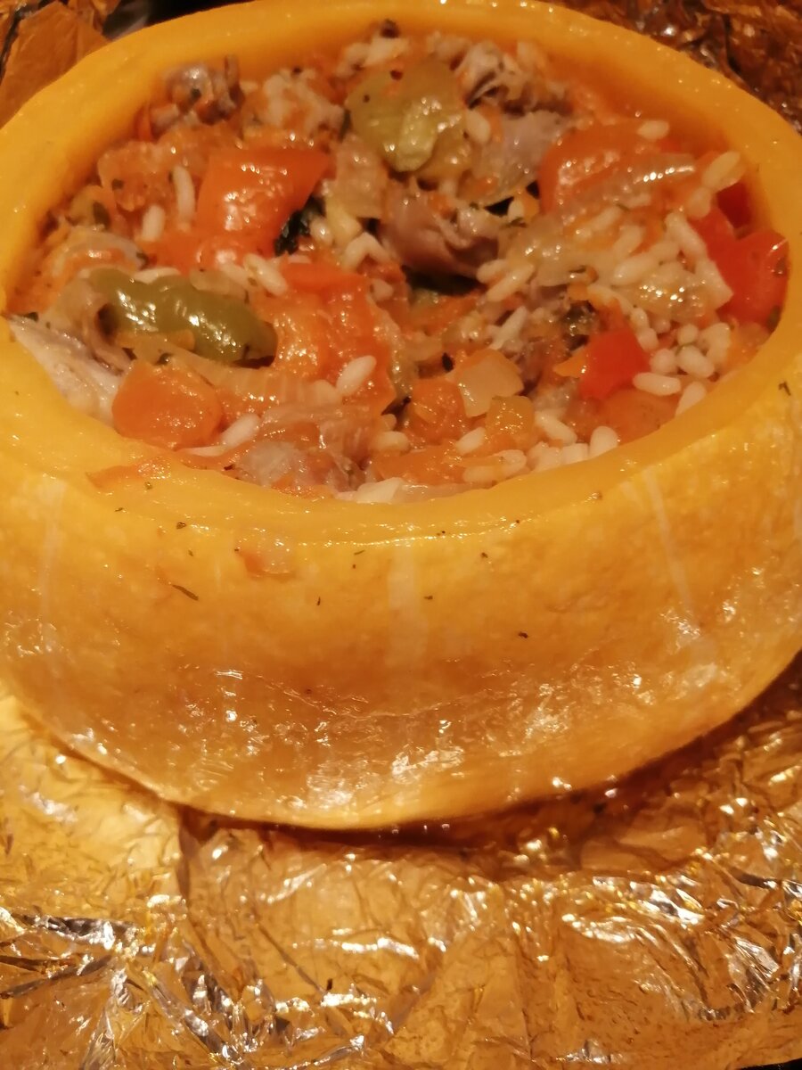 По-настоящему праздничное, нарядное блюдо, подойдёт и для субботнего ужина. Тыква используется как посуда для запекания и как еда.