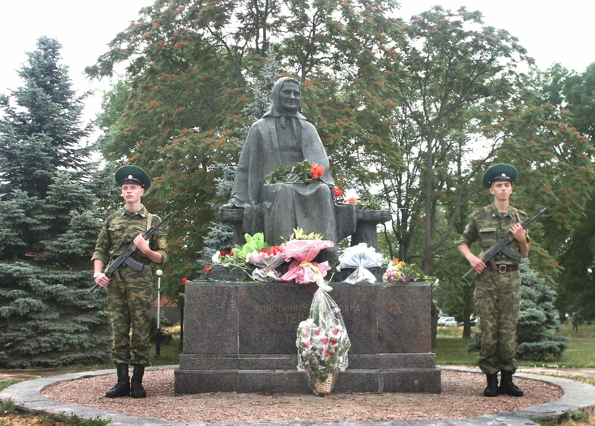 Памятник погибшим матерям. Памятник Епистинии степановой в Тимашевске. Епистиния фёдоровна Степанова памятник. Мать Степанова Епистиния Федоровна. Памятник степановой Епистинии фёдоровне в Тимашевске.