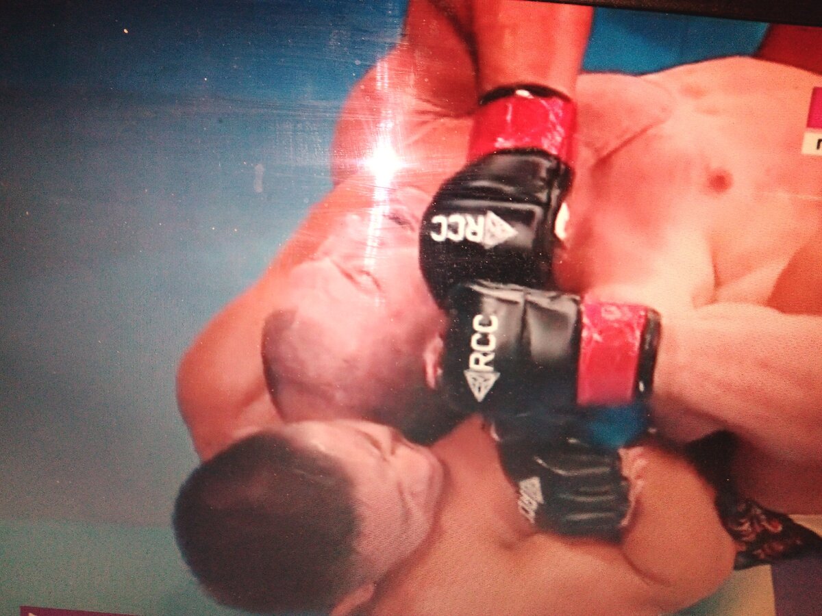 Заключительная фаза поединка во втором раунде. 